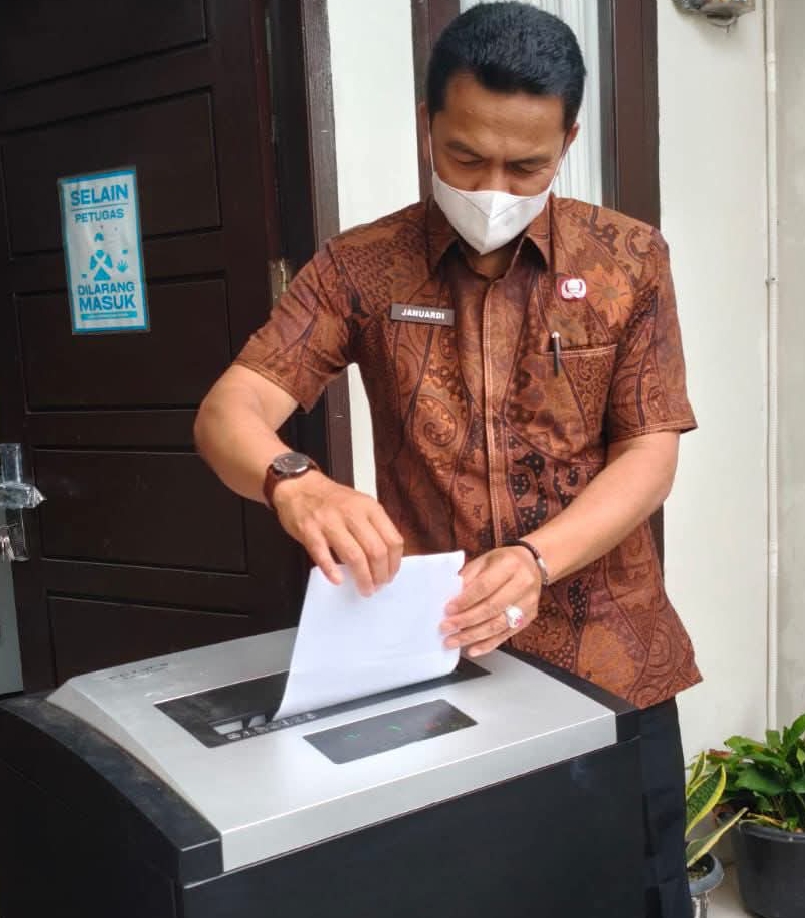 Kepala DPK Januardi, saat kegiatan pemusnahan arsip habis masa retensi dikantor DPK setempat.